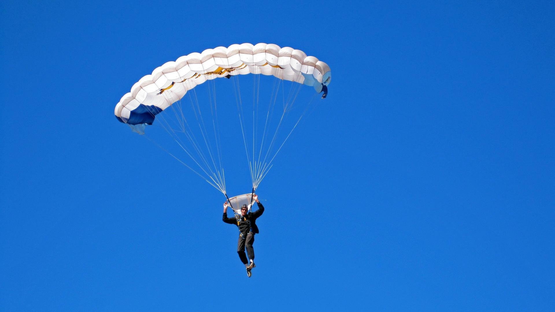 校园足球组建学生解说团打造赛事传播新形式，学校足球队解说词